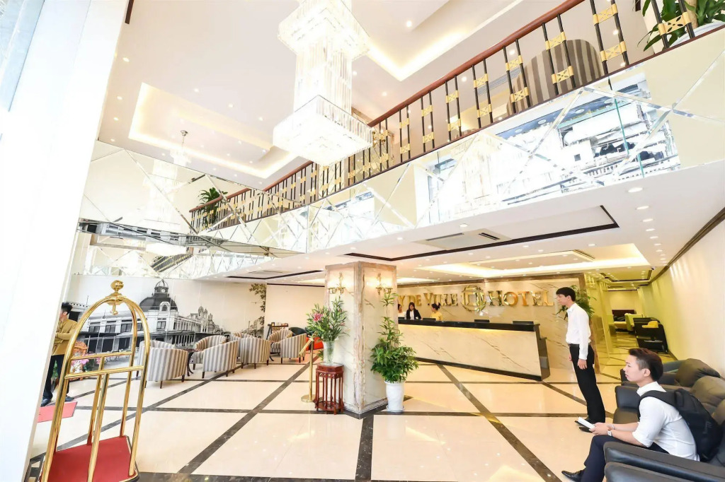 MAY DE VILLE Lakeside Hotel