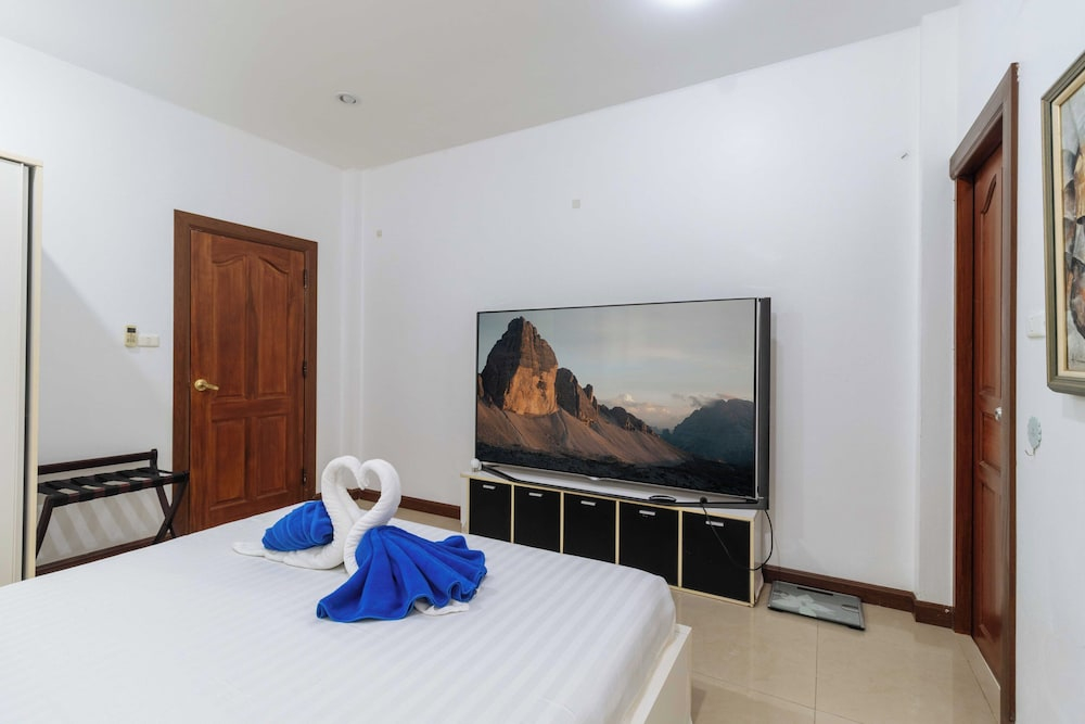 3BR Pool Villa Near Boat Avenue V303