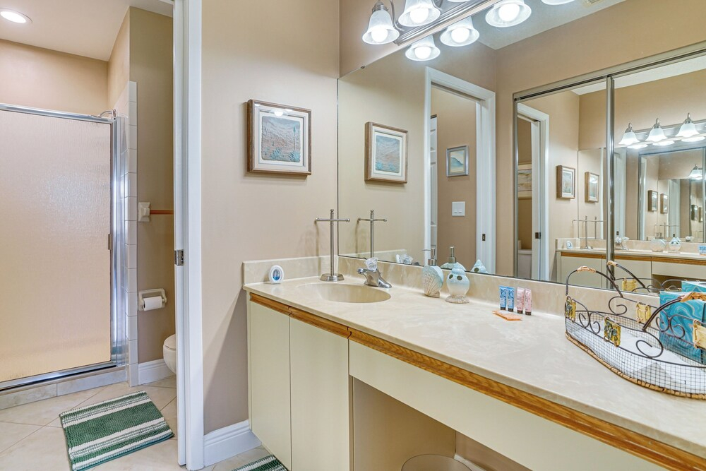 Resort-style Condo 6 Mi to Bradenton Beach!