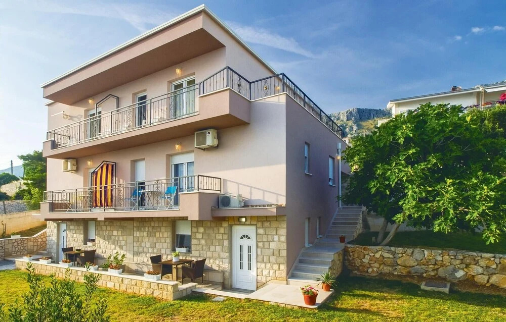 Stunning Home in Mali Rat With Wifi and 3 Bedrooms