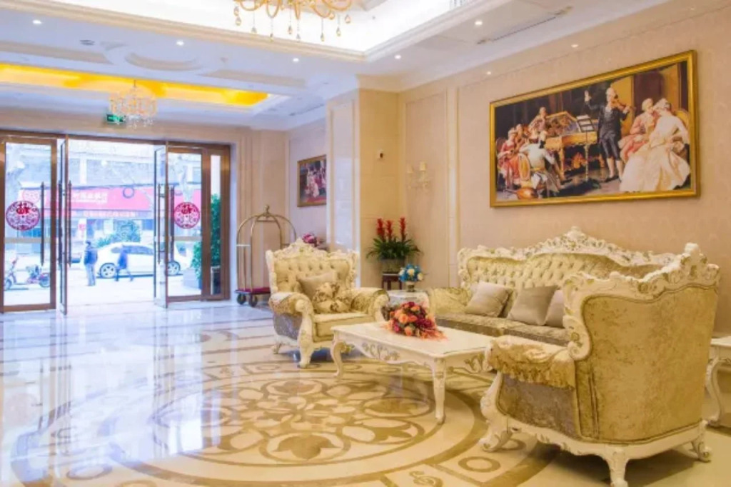 Vienna Hotel Whhan xingye road stone bridge subway station store