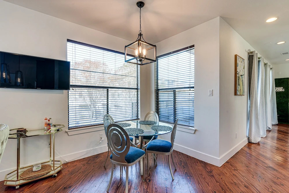 Pet-friendly Houston Townhome: 2 Mi to Downtown