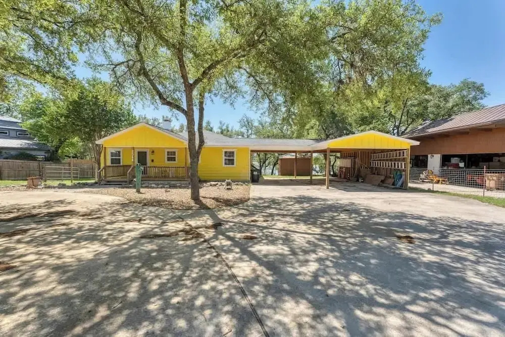 Lakeshore Escapes, on Canyon Lake Waterfront