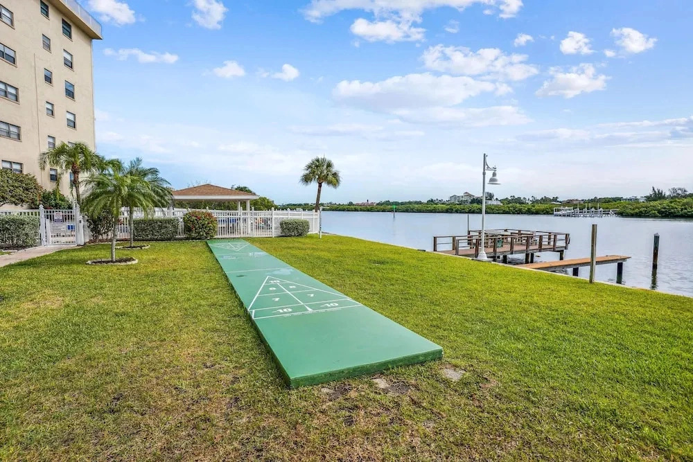 Bayshore Yacht & Tennis 205