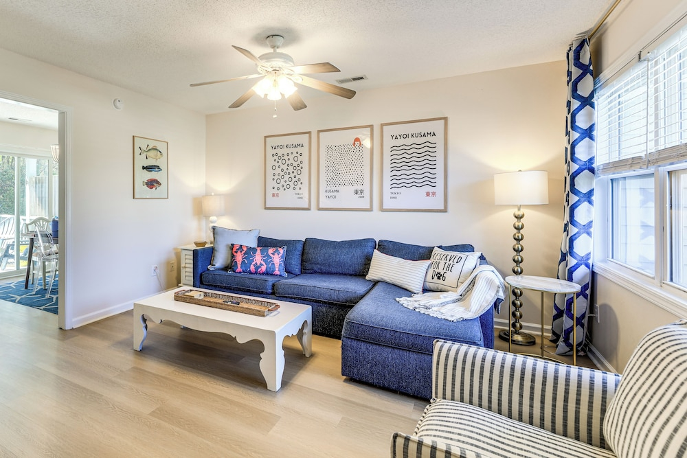 Well-equipped Emerald Isle Townhome: Pets Welcome!