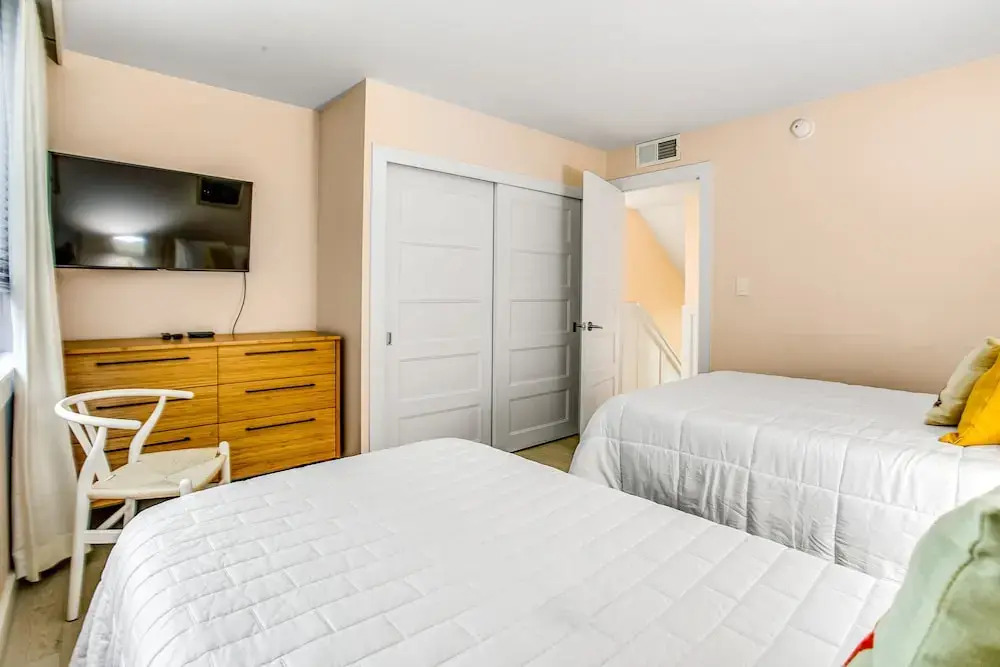 Beach Condo With Balcony, W/d, AC, Outdoor Pool & Fast Wifi