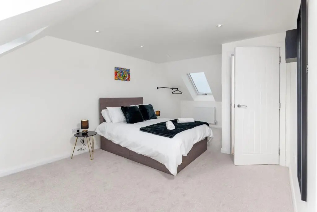 Air Host and Stay - Brand new 3 bedroom house sleeps 7 minutes from LFC and city centre ref27