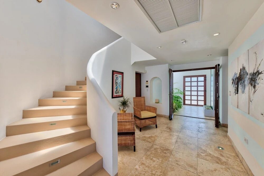 Direct Ocean Views and Beach Access, Swimming Pool, AC, Free Wifi, Near Shops & Restos