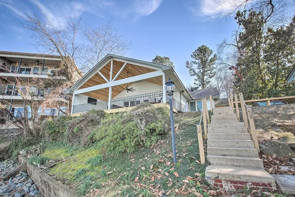 Waterfront Getaway w/ Dock on Lake Hamilton!