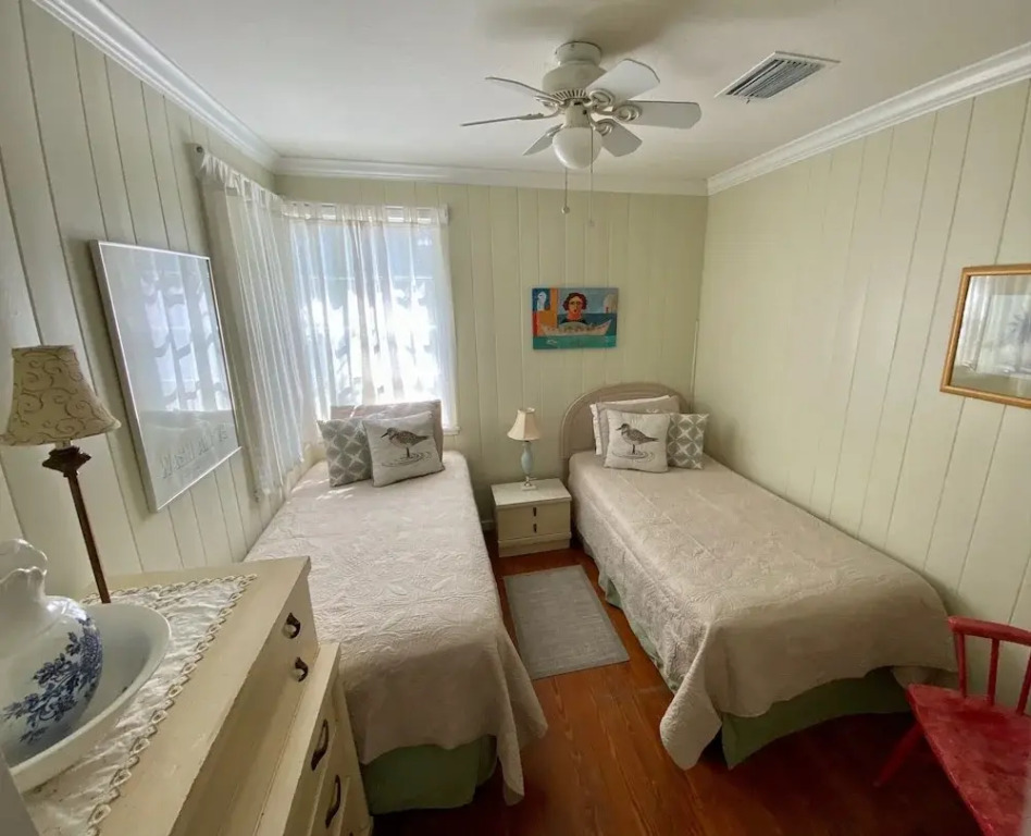 110 31st St 2 Bedroom Cottage by RedAwning