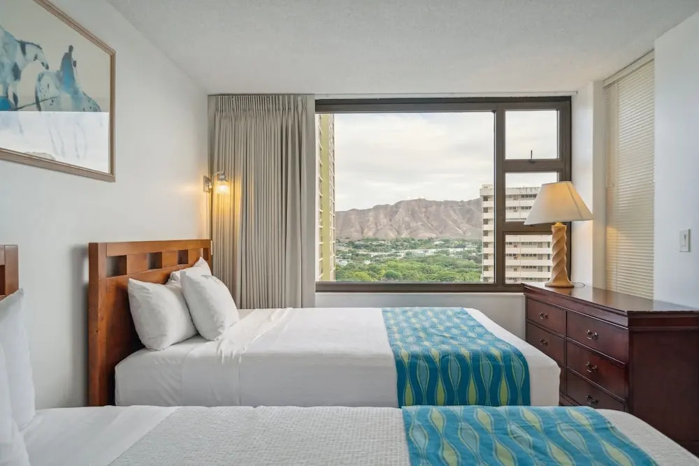 Gorgeous High Rise Waikiki Condo with Ocean and Diamond Head Views