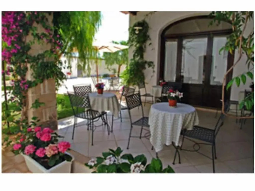 Spacious quadruple room in ancient Masseria near the sea in a quiet olive trees