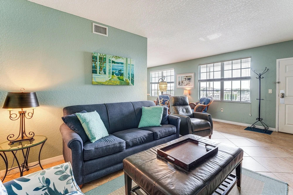 2 Blocks to Clearwater Beach: Walkable Coastal Gem