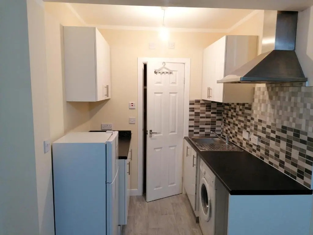 Self-contained studio flat bathrooms kitchens upgrade locations to city centre 15 minutes walking distance Nottingham universities Queen hospitals city hospitals