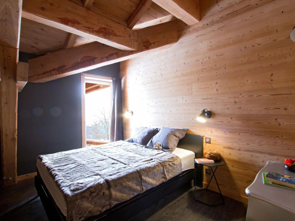 Luxury apartment with a hot tub in the heart of Huez Village