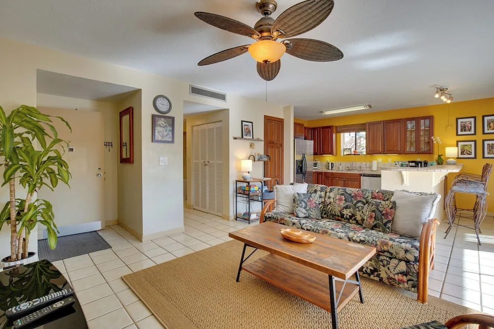 Centrally Located Kailua-kona Condo w/ Lanai!