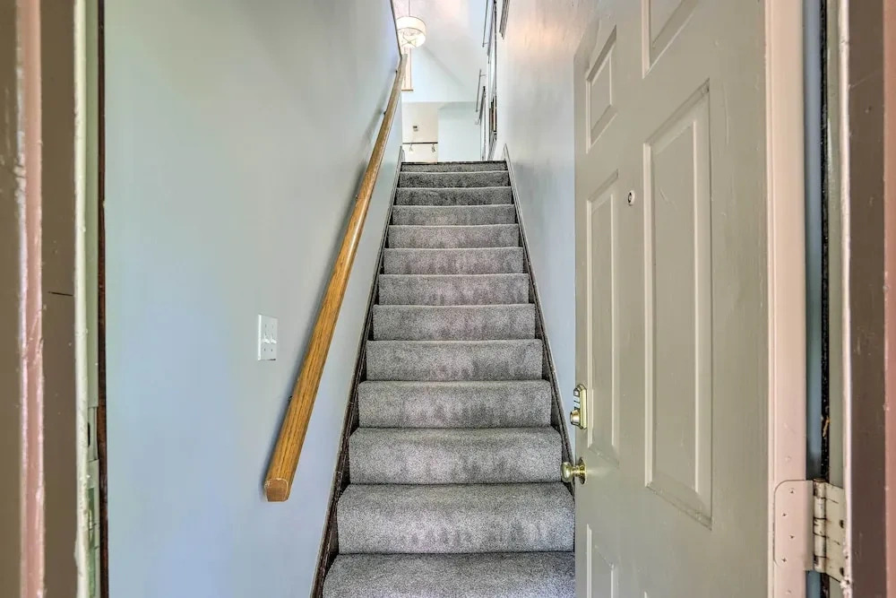 < 3 Mi to Dtwn: Cleveland Apt w/ Deck & Wet Bar