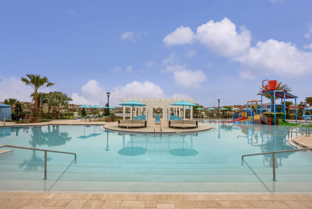 Relaxing Family Home with Pool at Windsor Resort 901