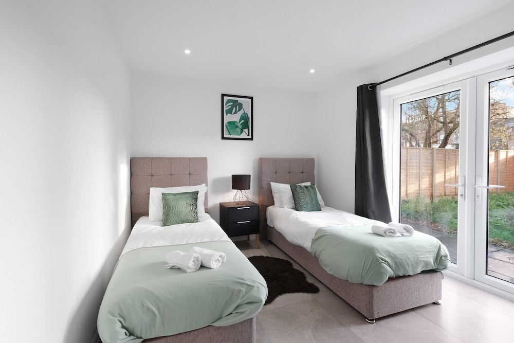 Modern 4 Bedroom Apartment in London with Parking + Garden