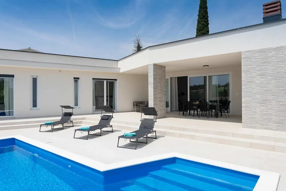 Villa Aura