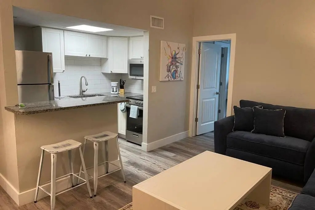 Siesta Key Village-Suite #2: A block to the Beach