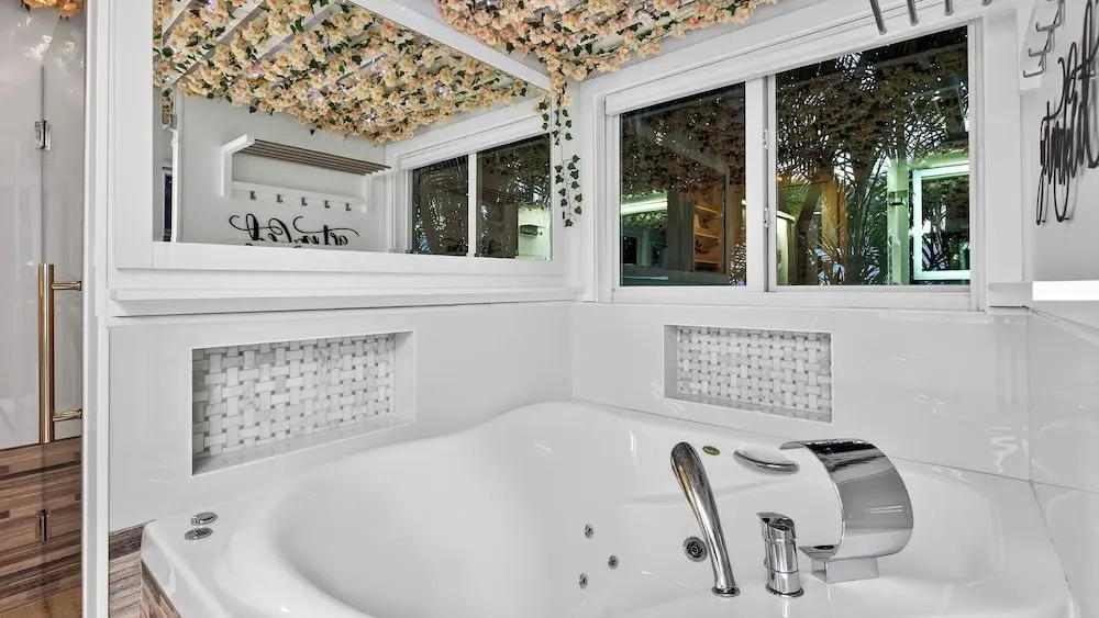 Casa Pineapple Social by Avantstay Spa, Game Room, EV Charger Near Las Olas + Fort Lauderdale Beaches Sleeps 16