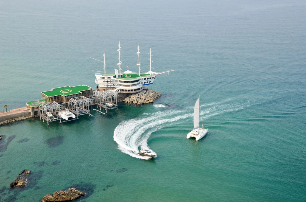 Sun Cruise Resort and Yacht