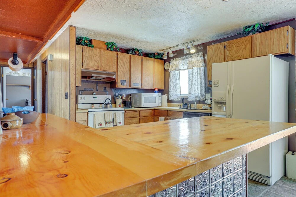 Charming Elk Mountain Home: Hunt, Hike & Fish!