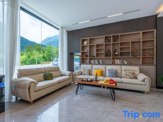 Jikong Wangxue Resort Hotel (Hailuogou Glacier Forest Visitor Center)