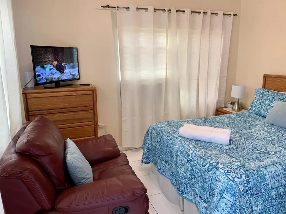 3 Apartments Steps to Beach Free Breakfast