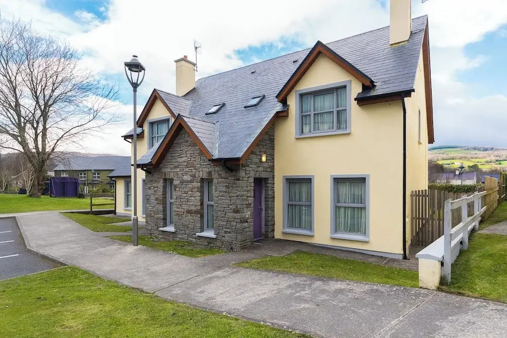 3 Bedroom pet Friendly Home With Access to Pool