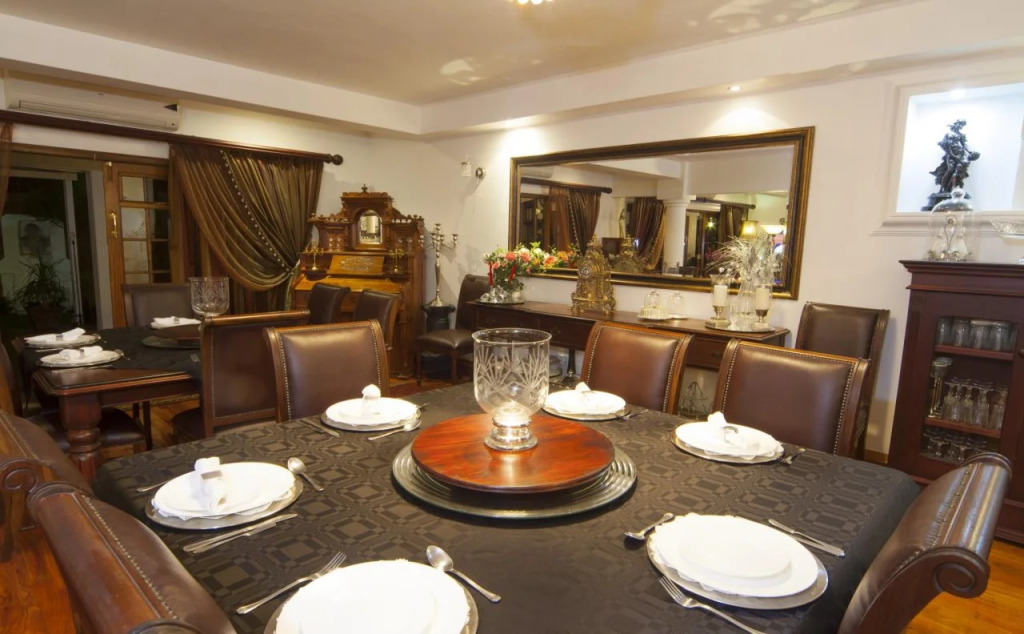 Aristo Manor