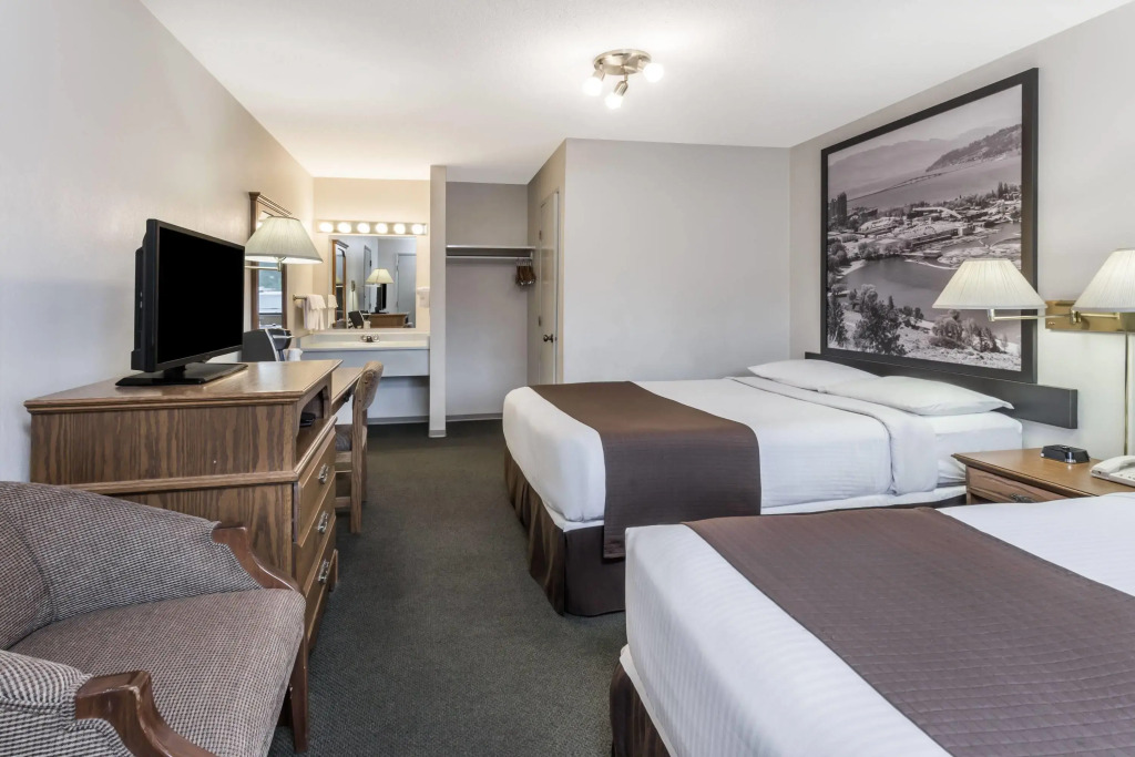 Super 8 by Wyndham Kelowna BC