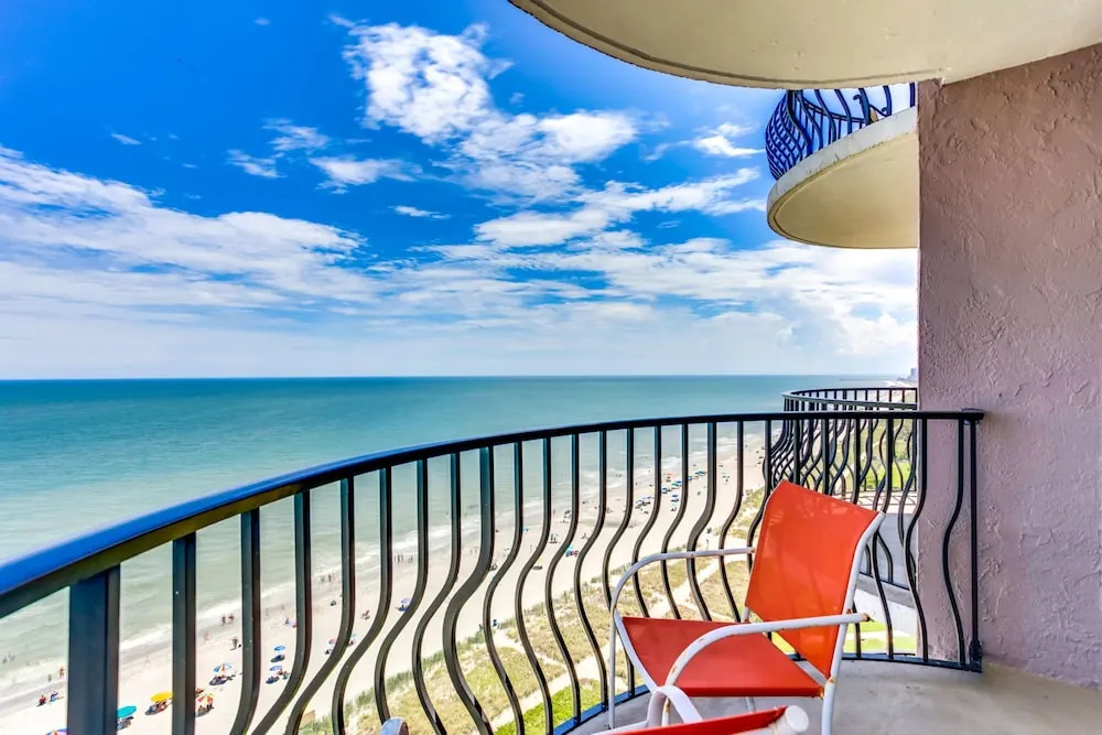Private 3BR's at Palms by Hosteeva