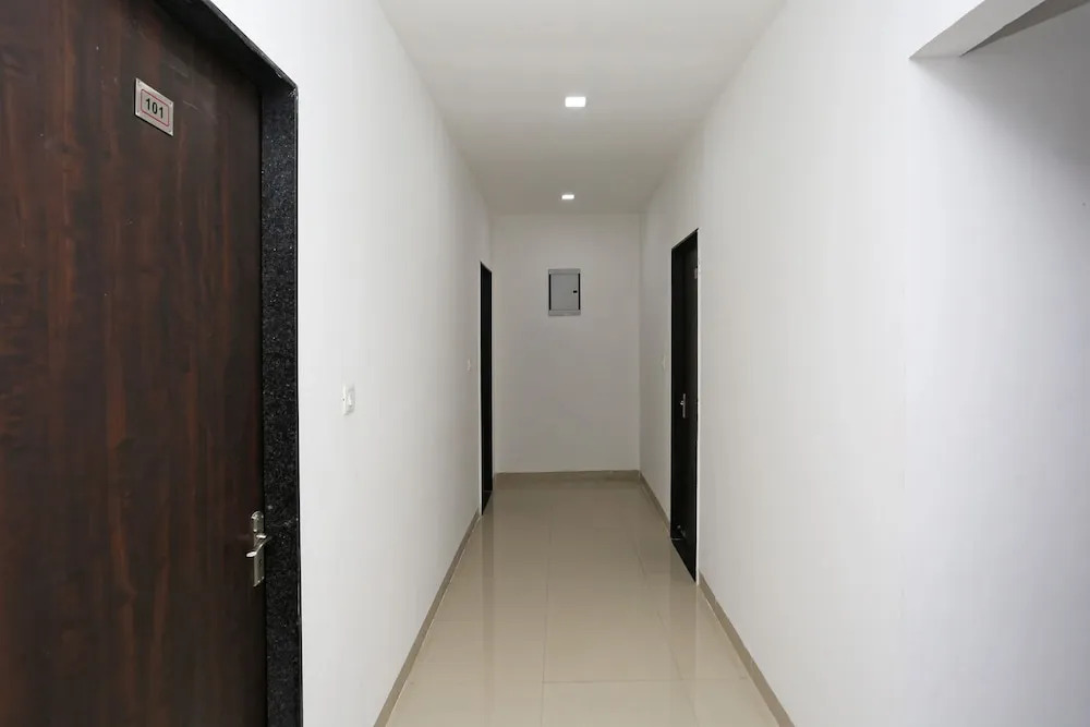 OYO 10718 White Oak Hotel