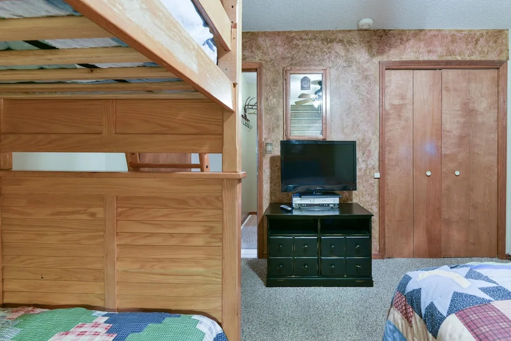 Westcreek Lodge @ Notch-vaulted Ceilings, 2 Pools, Private Lake, 1 Mile to Sdc!