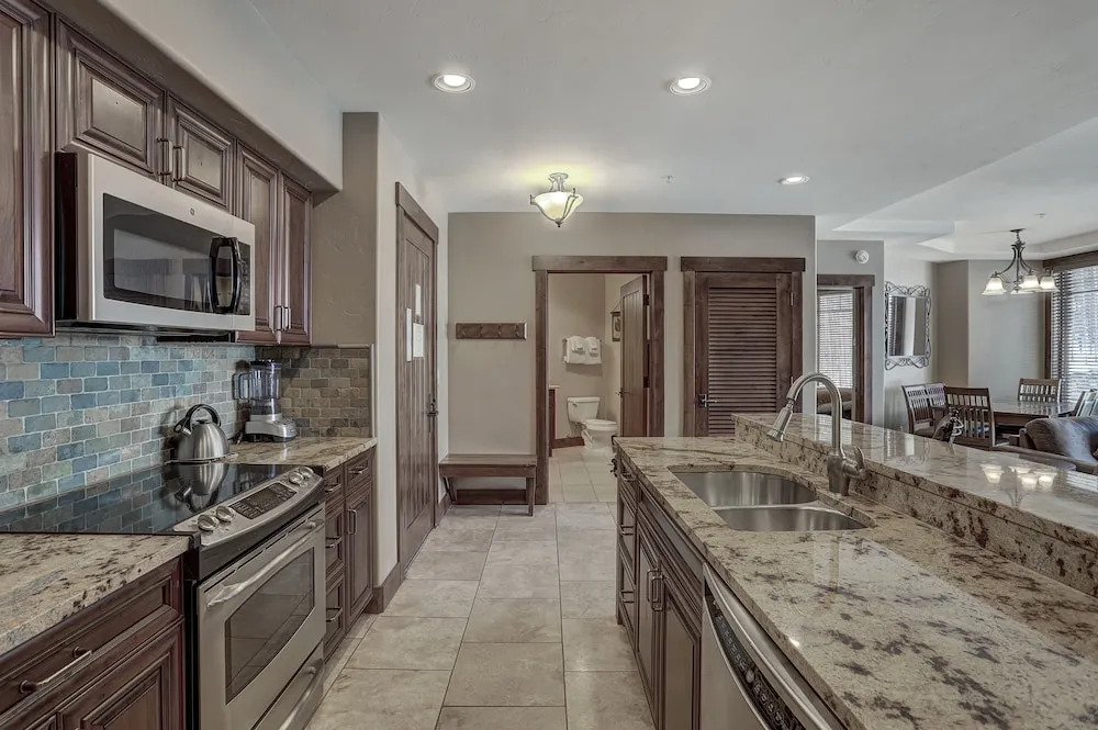 Luxury & Modern 2 Bdrm/2 Bath On Peak 7 2 Bedroom Condo by RedAwning