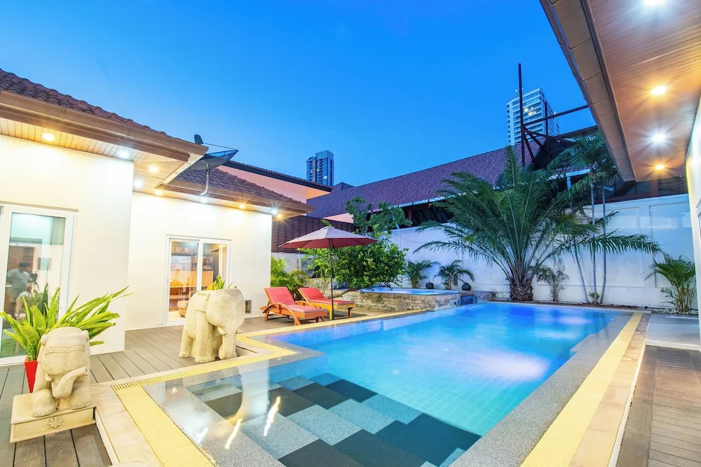 Seaside Villa 3 Pools, 2 mins walk to beach
