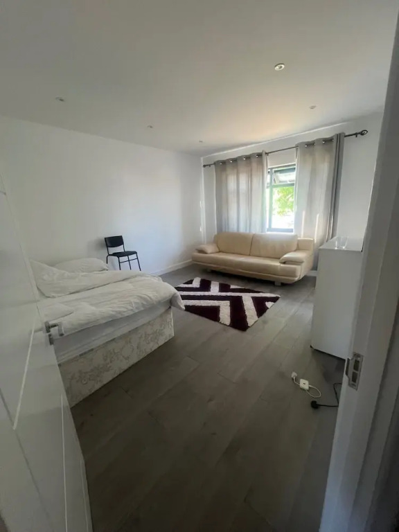 Sunny Gardens London House Retreat