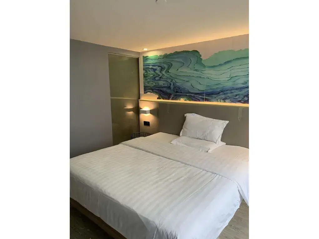 Life Hotel (Ouzhuang Metro Station)