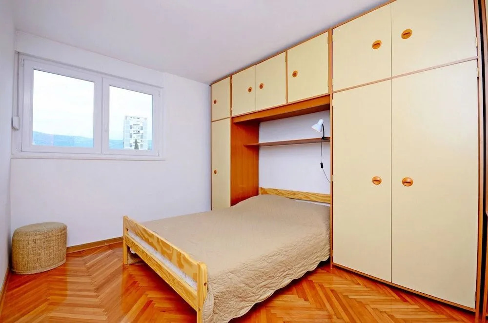 Spacious apartment Neven near center, with two AC units