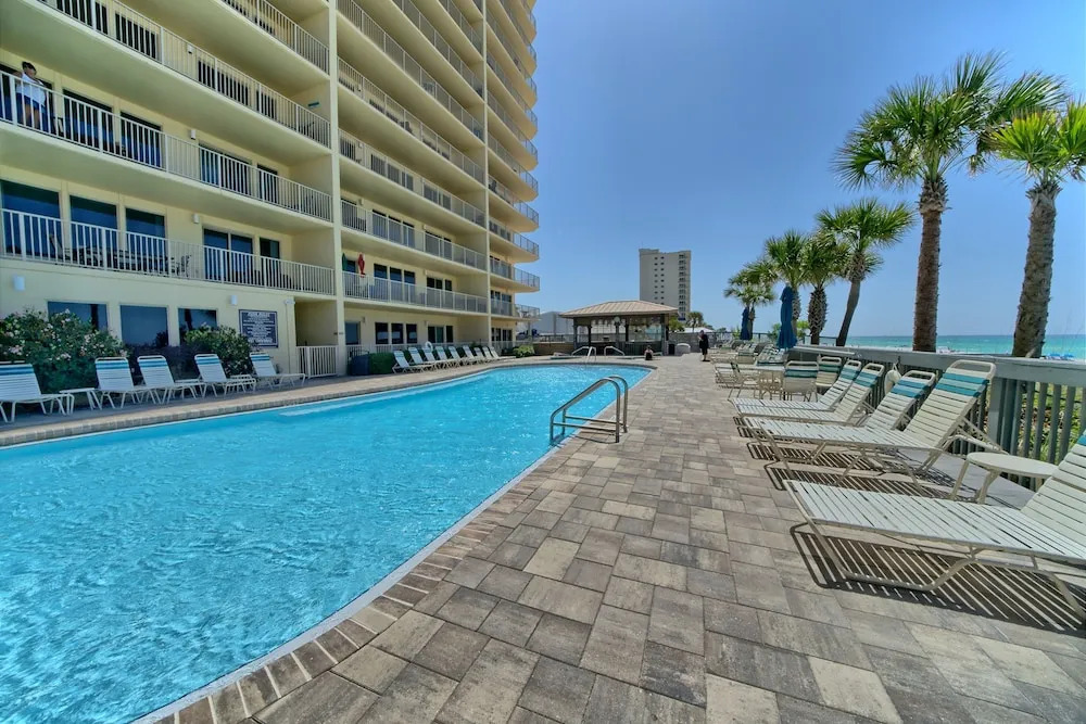 Luxurious High-Rise Condo with Spacious Balcony Facing the Ocean - Unit 1805 by RedAwning