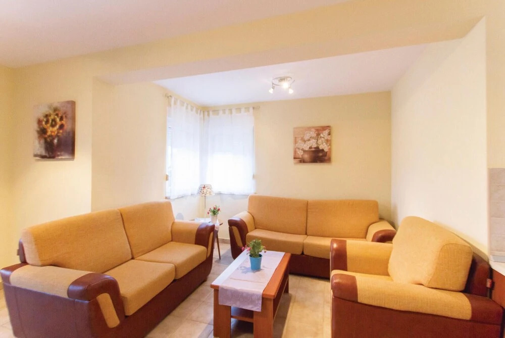 Beautiful Home in Palit With 4 Bedrooms and Wifi