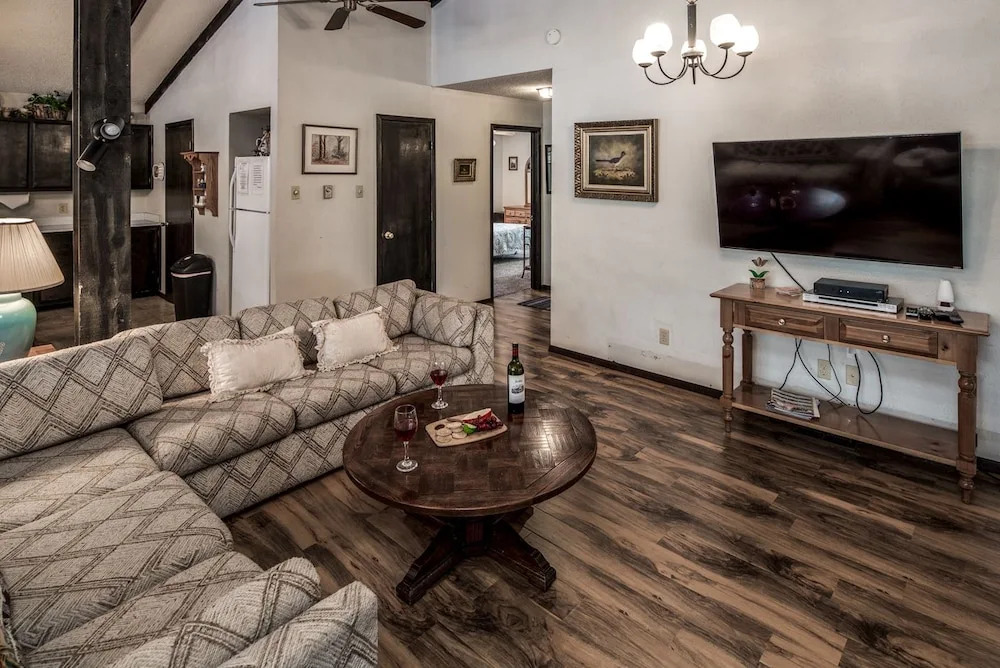 Aztex Retreat - Three Bedroom Cabin