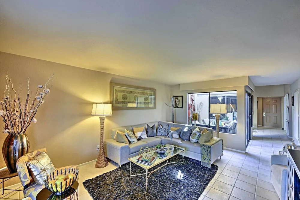 Palm Desert Townhome w/ Mountain Views & Patio