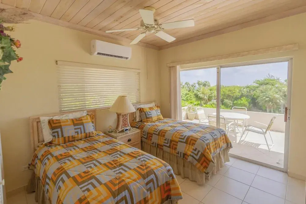 Flipper'S Haven: Tropical Retreat
