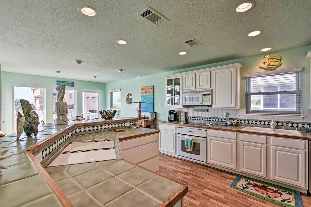 1 Block to Beach: Family Getaway in Galveston