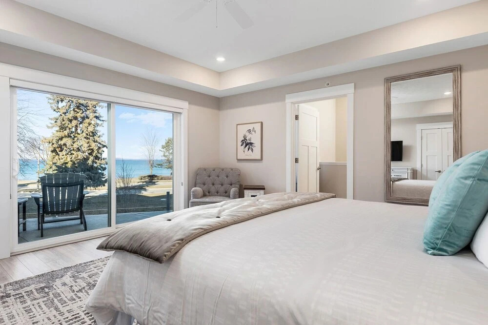 539 Bay St. Lake View Condo Unit 304E