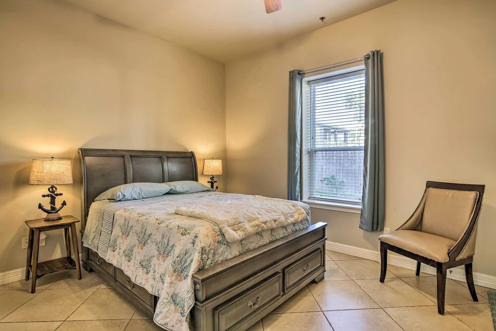 Texas Condo w/ Outdoor Pools - Walk to Beach!