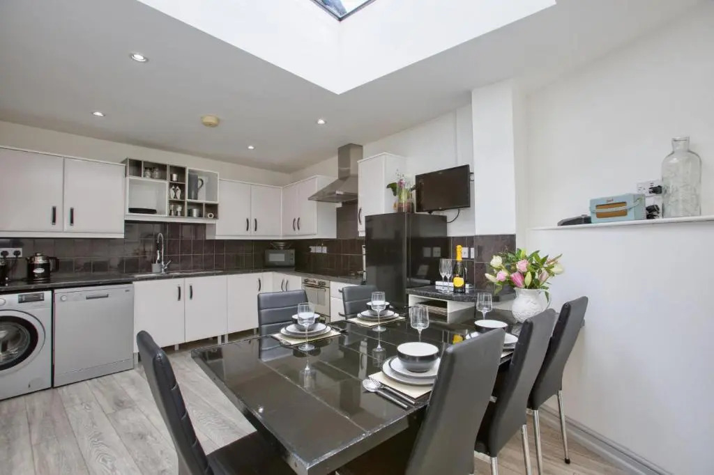 Fantastic 1BD Hideaway, 2 Minutes to the Sea